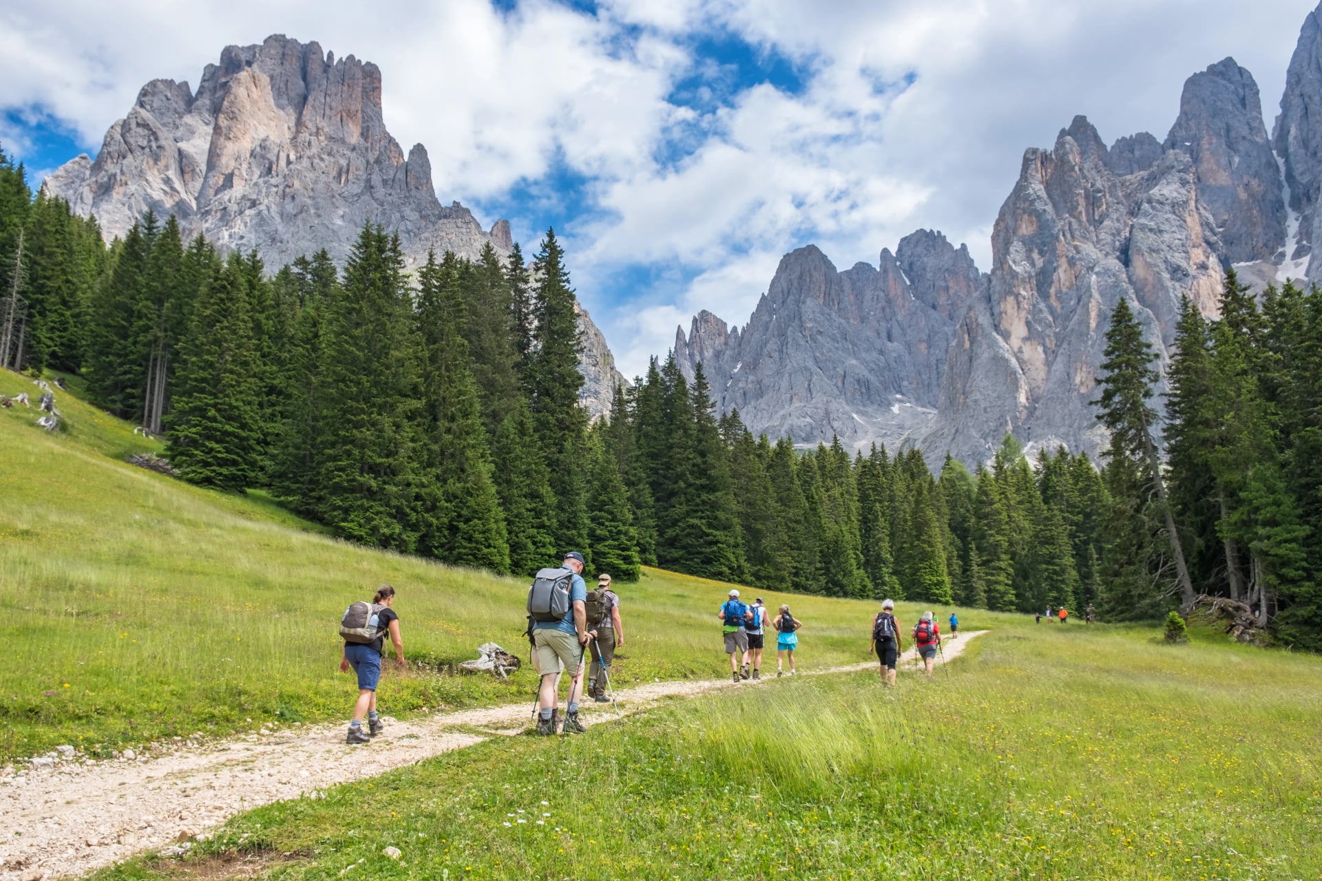 Personas caminando en los Alpes Dolomitas