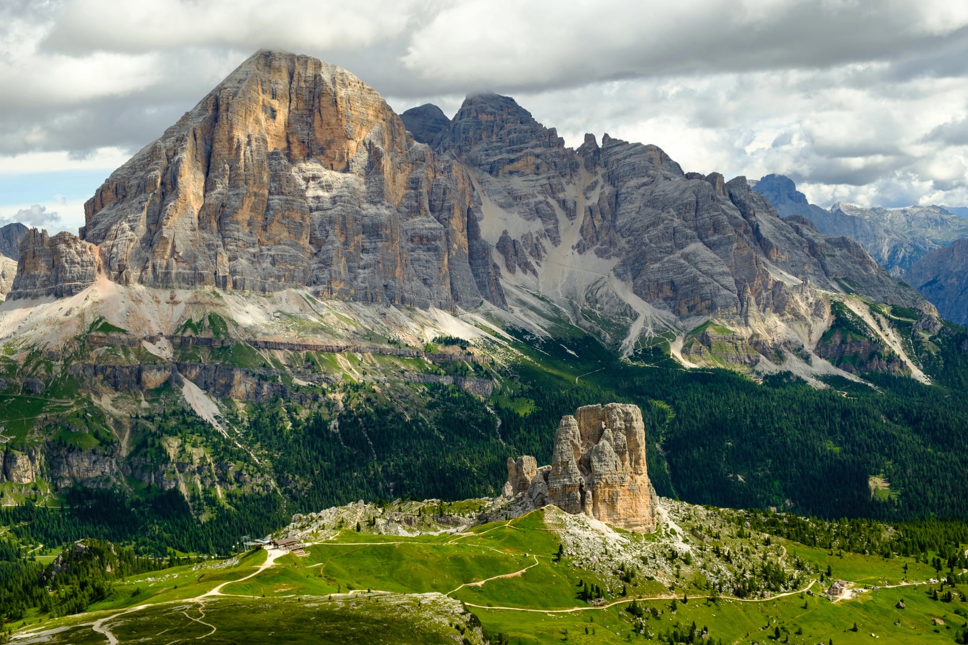 Blick auf Cinque Tore und Tofana di Rozes beim Aufstieg zum Rifugio Nuvolau, Dolomiten, Italien