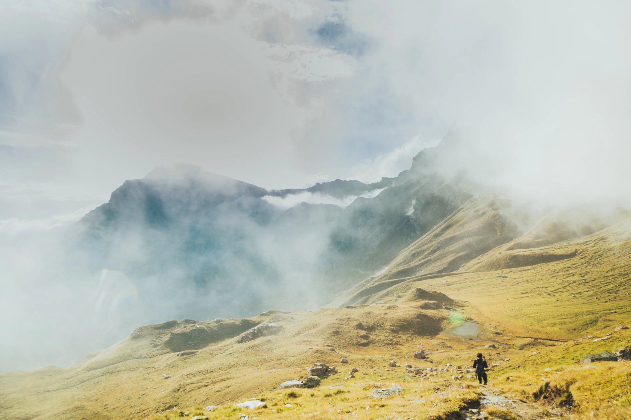 Uomo che cammina in natura. Trekking e escursione in montagna.