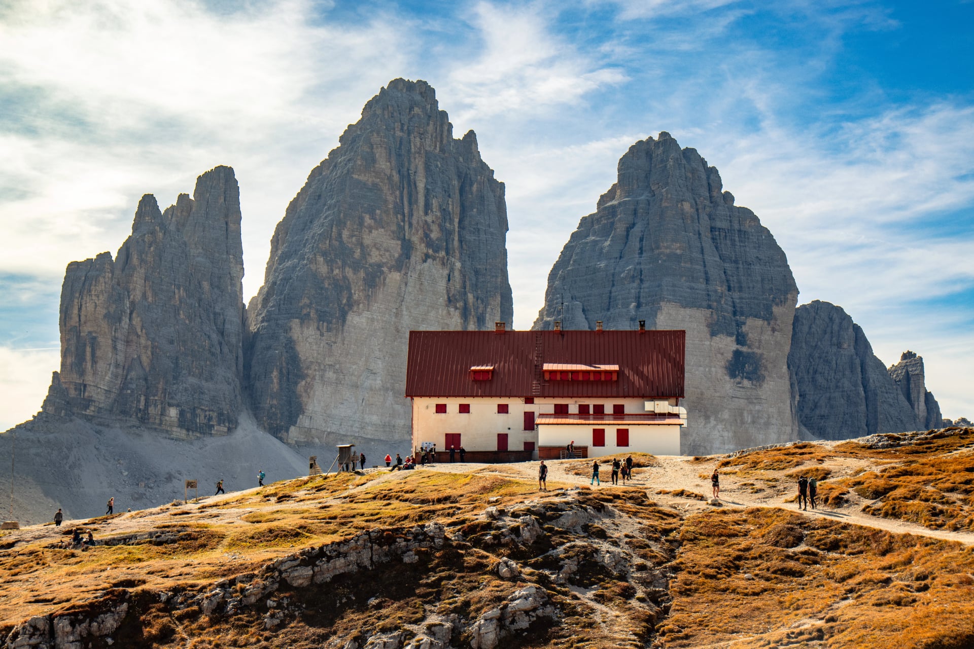 Dreizinnenhütte bergshyttan och de tre topparna (Tre Cime)