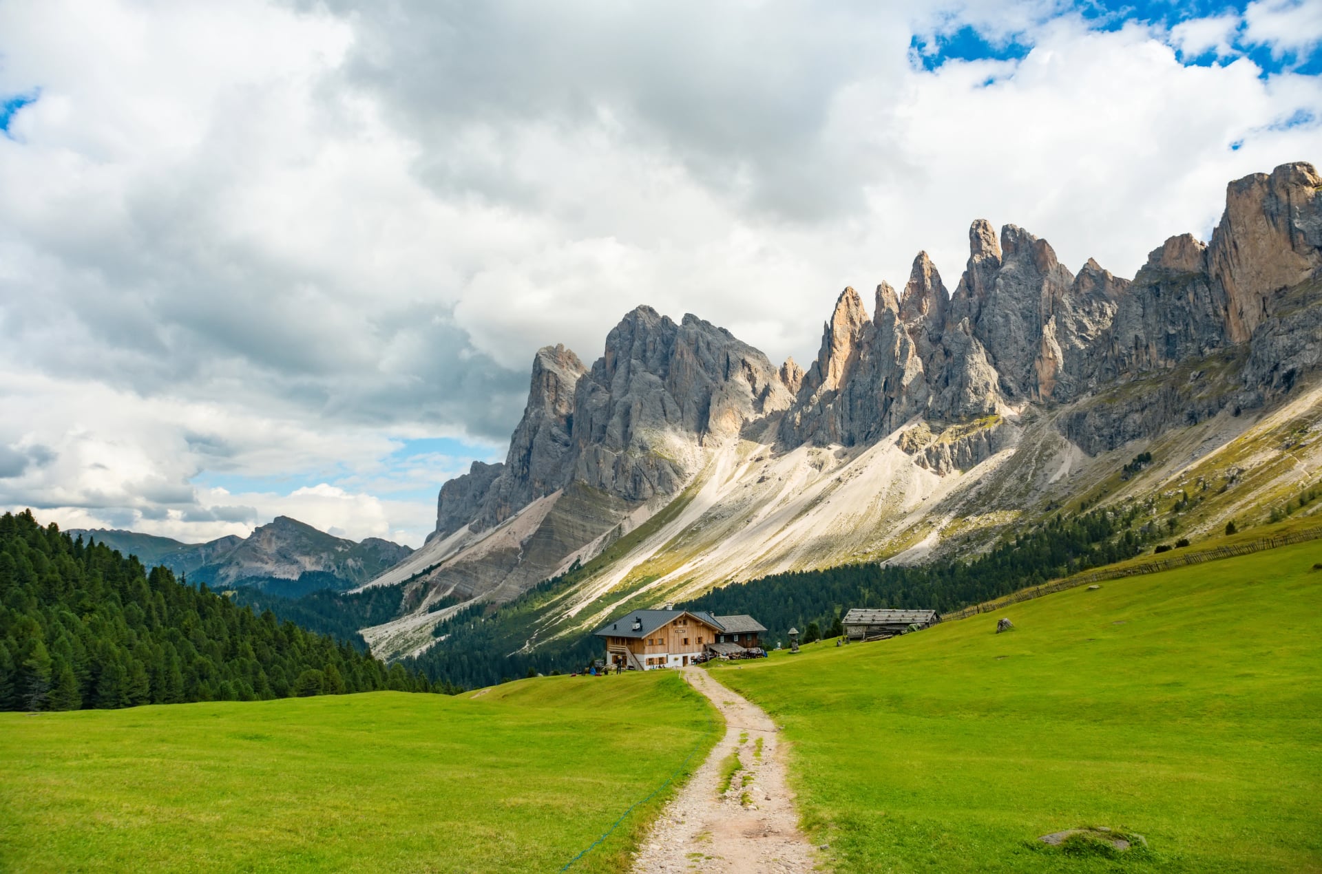 Vacker bergslandskap av rifugio Brogles i Dolomiterna Italien. Fridfull stuga på toppen av berget