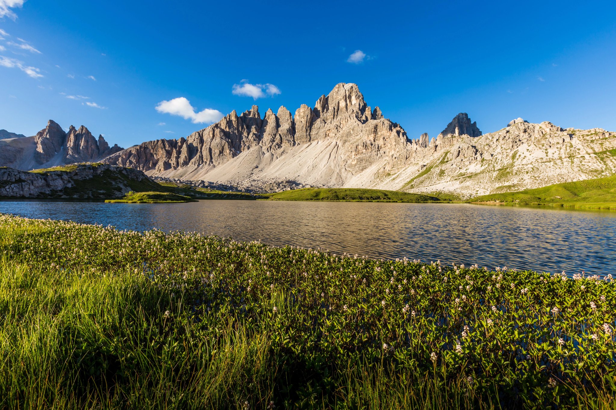 Lago Laghi Dei Piani nel Parco Naturale delle Tre Cime di Lavaredo al mattino