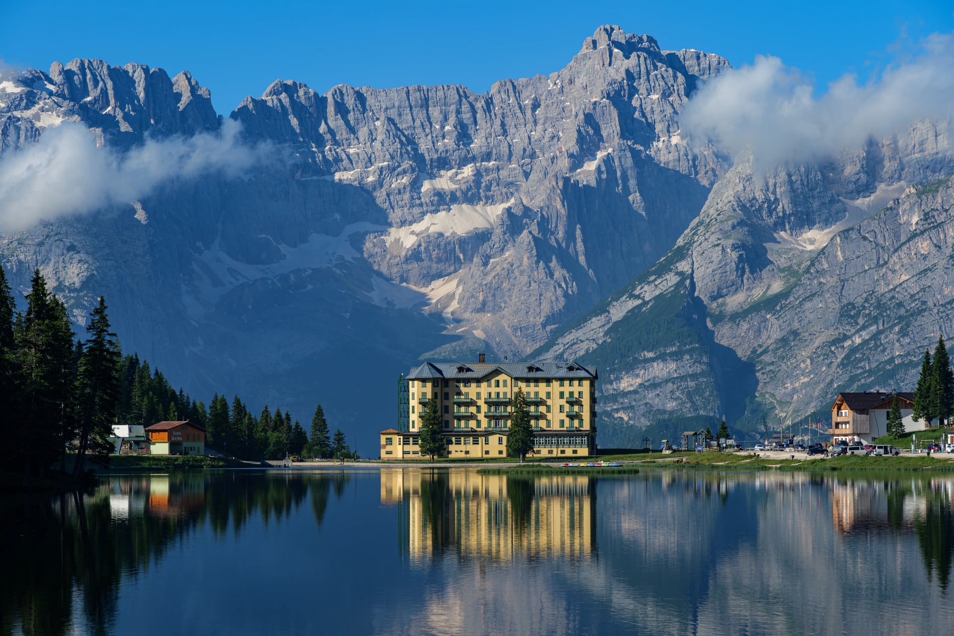 Sjön Misurina (italienska: Lago di Misurina) är den största naturliga sjön i Cadore och ligger 1 754 m över havet, nära Auronzo di Cadore (Belluno) Dolomiterna, Italien 5.07.2024