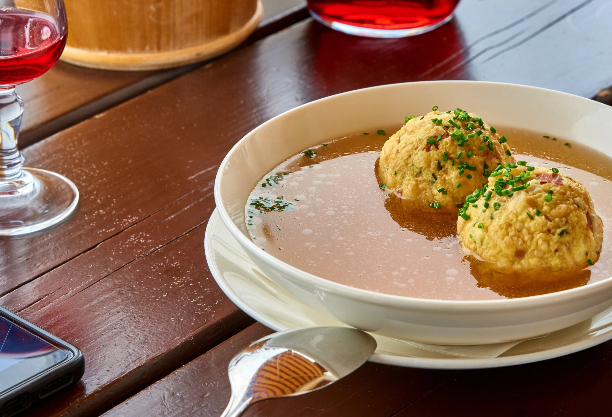 Cibo tradizionale caldo fatto in casa in rifugio alpino nelle Dolomiti
