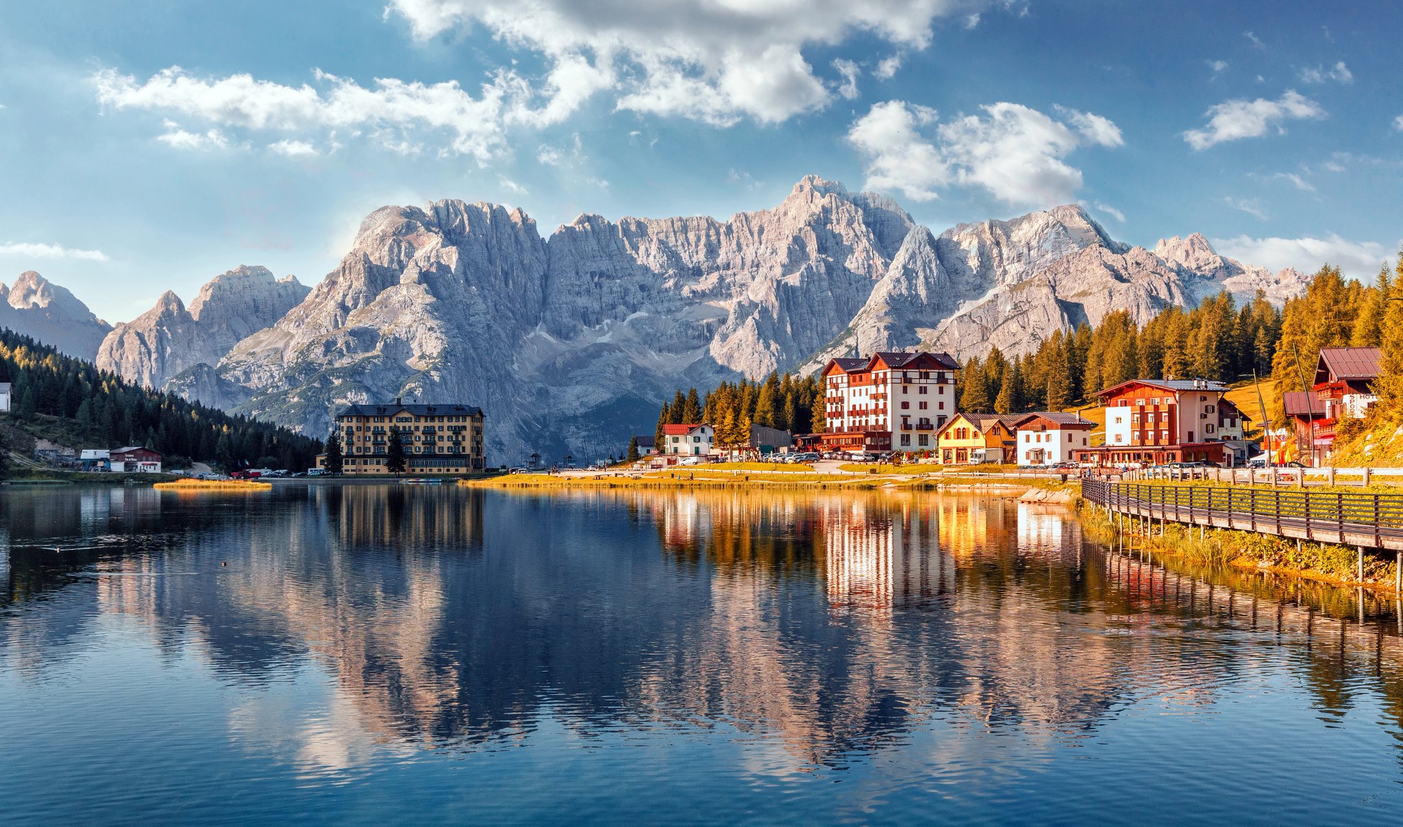 Lago Misurina turchese mozzafiato con riflesso perfetto del cielo nell'acqua calma. Vista mozzafiato sulle maestose montagne alpine delle Dolomiti, Italia, Parco Nazionale Tre Cime di Lavaredo, Dolomiti, Tirolo