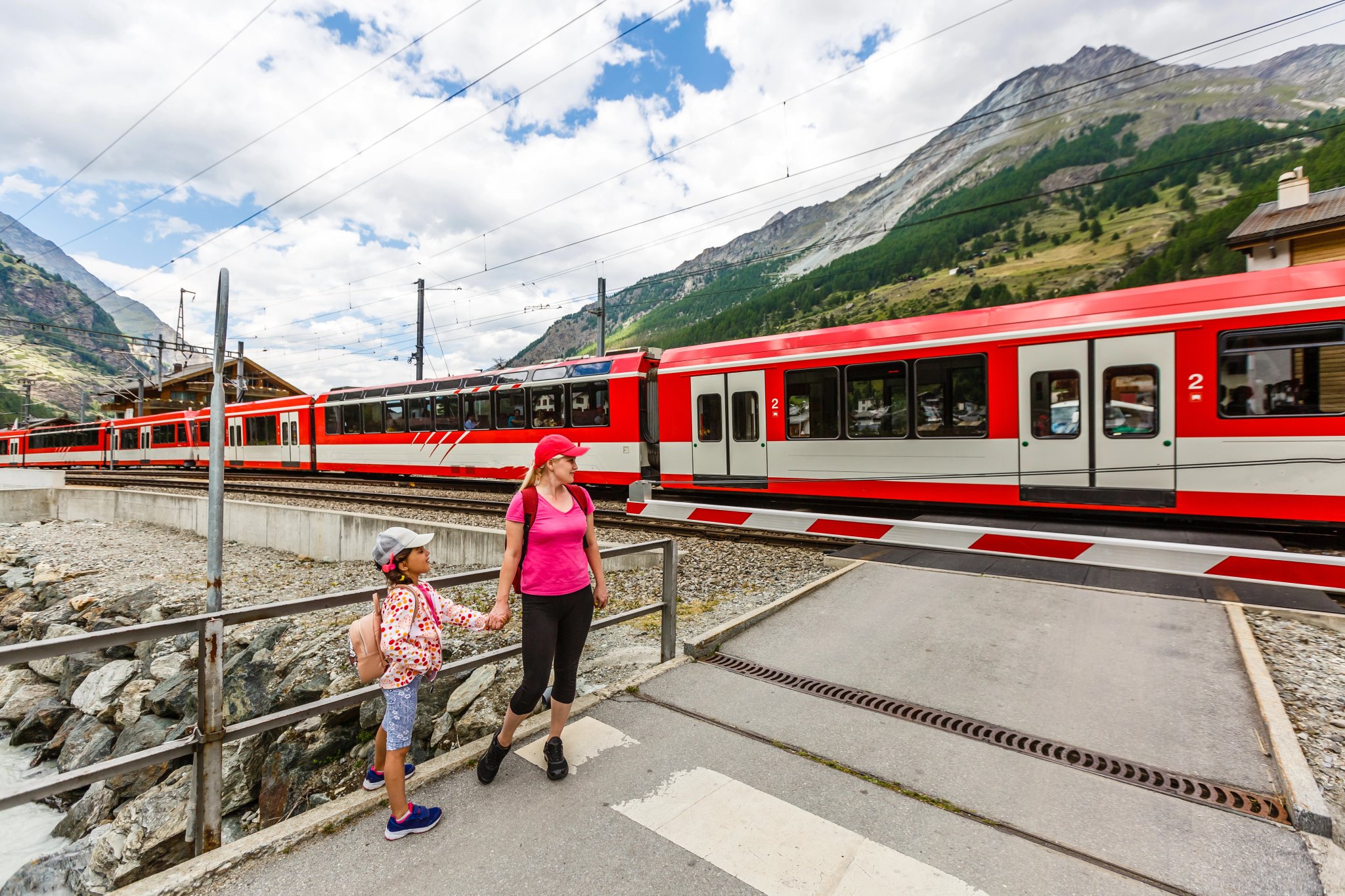 Sentiero di famiglia in montagna in estate, treno delle Alpi