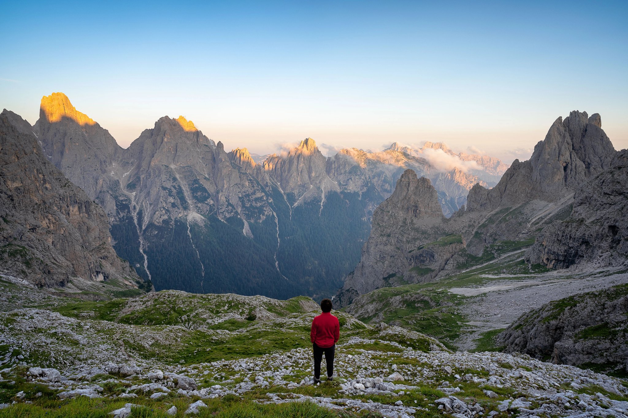 Luftbilde av en fotturist som ser på utsikten fra Pale di San Martino i de italienske Alpene