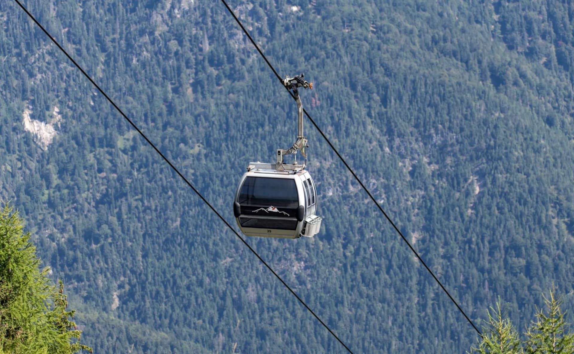 Funivia, telecabina, ovovia, seggiovia, per viaggiare in alta montagna, tra pini e valli e raggiungere le cime ed i picchi