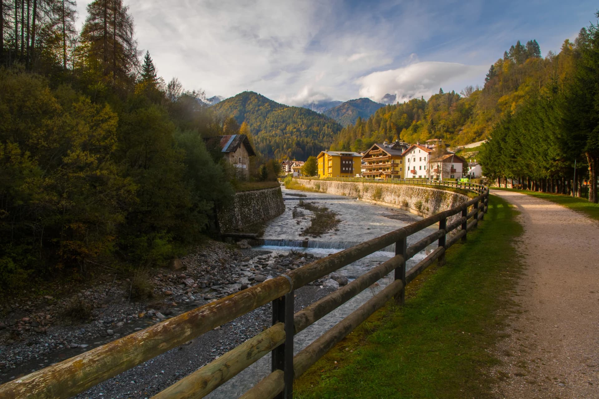 Il torrente Maè che attraversa il paese di Forno di Zoldo nelle Dolomiti bellunesi