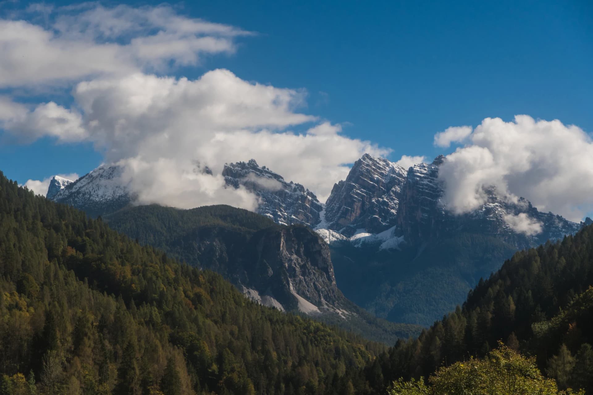 Paesaggio montano della Val di Zoldo nelle Dolomiti bellunesi in una giornata autunnale con cielo azzurro e nuvole