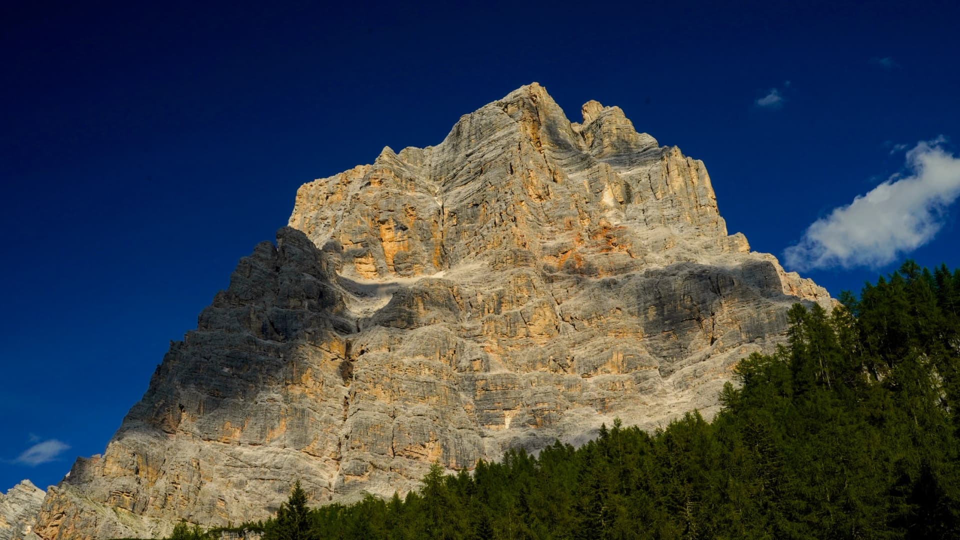 Vista del Monte Pelmo dal Passo Staulanza nelle Dolomiti Bellunesi, Val di Zoldo, Veneto, Belluno, Italia