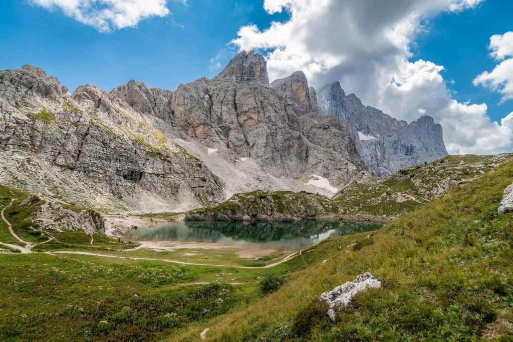 Neem een pauze aan de oevers van het Lago di Coldai