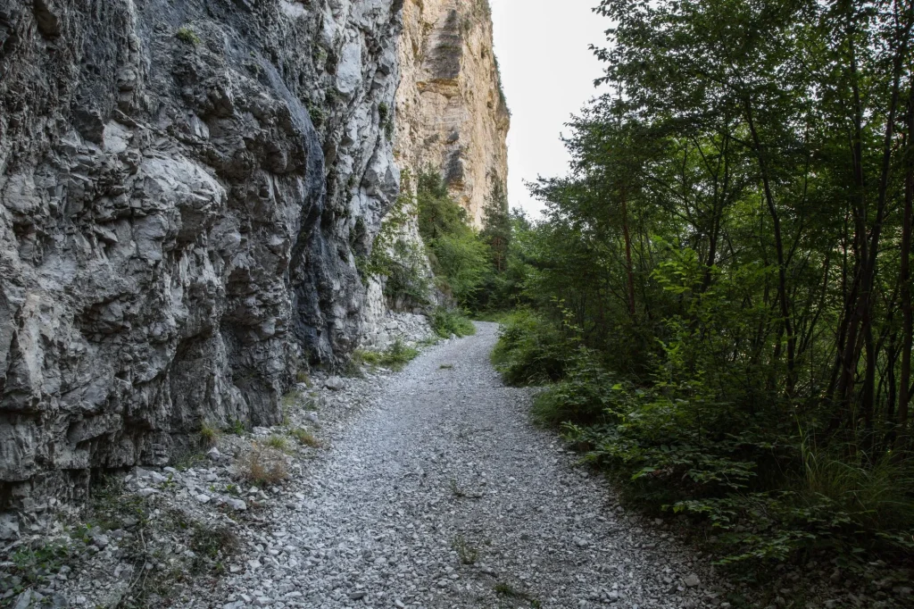 Wanderweg entlang an einer Bergwand zur Berghütte Rifugio Furio Bianchet, Tal Valle del Vescova; Bellunesische Nationalpark, Dolomiten, Sommer