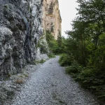 Wanderweg entlang an einer Bergwand zur Berghütte Rifugio Furio Bianchet, Tal Valle del Vescova; Bellunesische Nationalpark, Dolomiten, Sommer