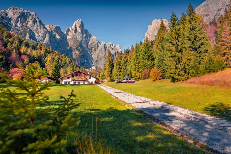 Ihastuttava syksyinen näkymä pienestä hottelista Pradidalin laaksossa, Trenton maakunnassa, Italiassa, Euroopassa. Upea aamunäkymä Dolomiitti-alpeilla. Kauneus maaseudun käsitteen tausta.
