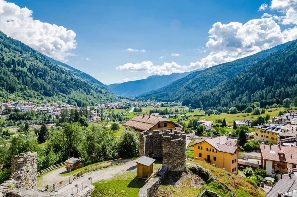 slott i italienska alperna, naturskön utsikt över 