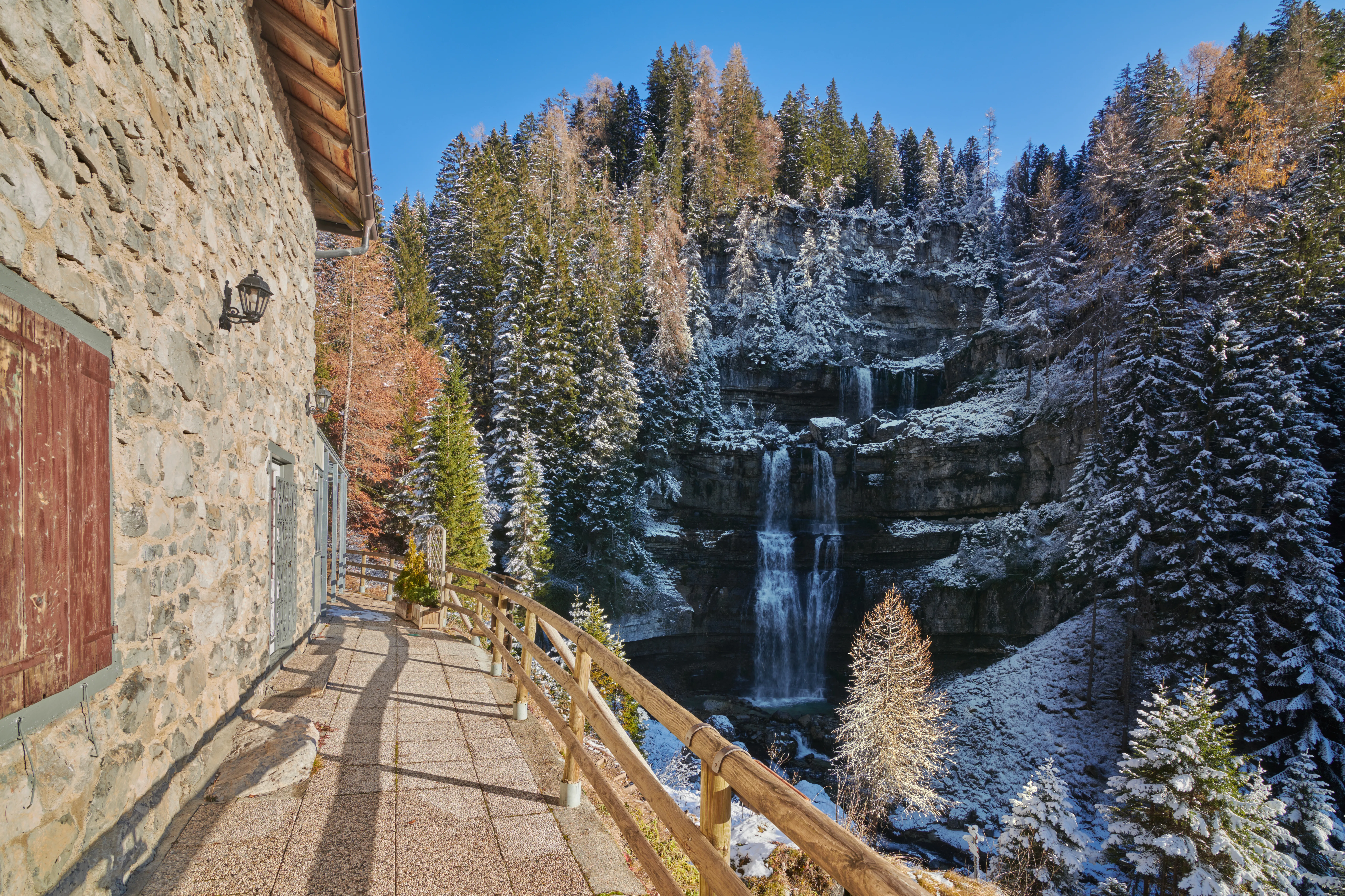 Bella cascata Vallesinella a Madonna di Campiglio in autunno, Parco Nazionale Adamello-Brenta, Trentino, Italia Dolomiti