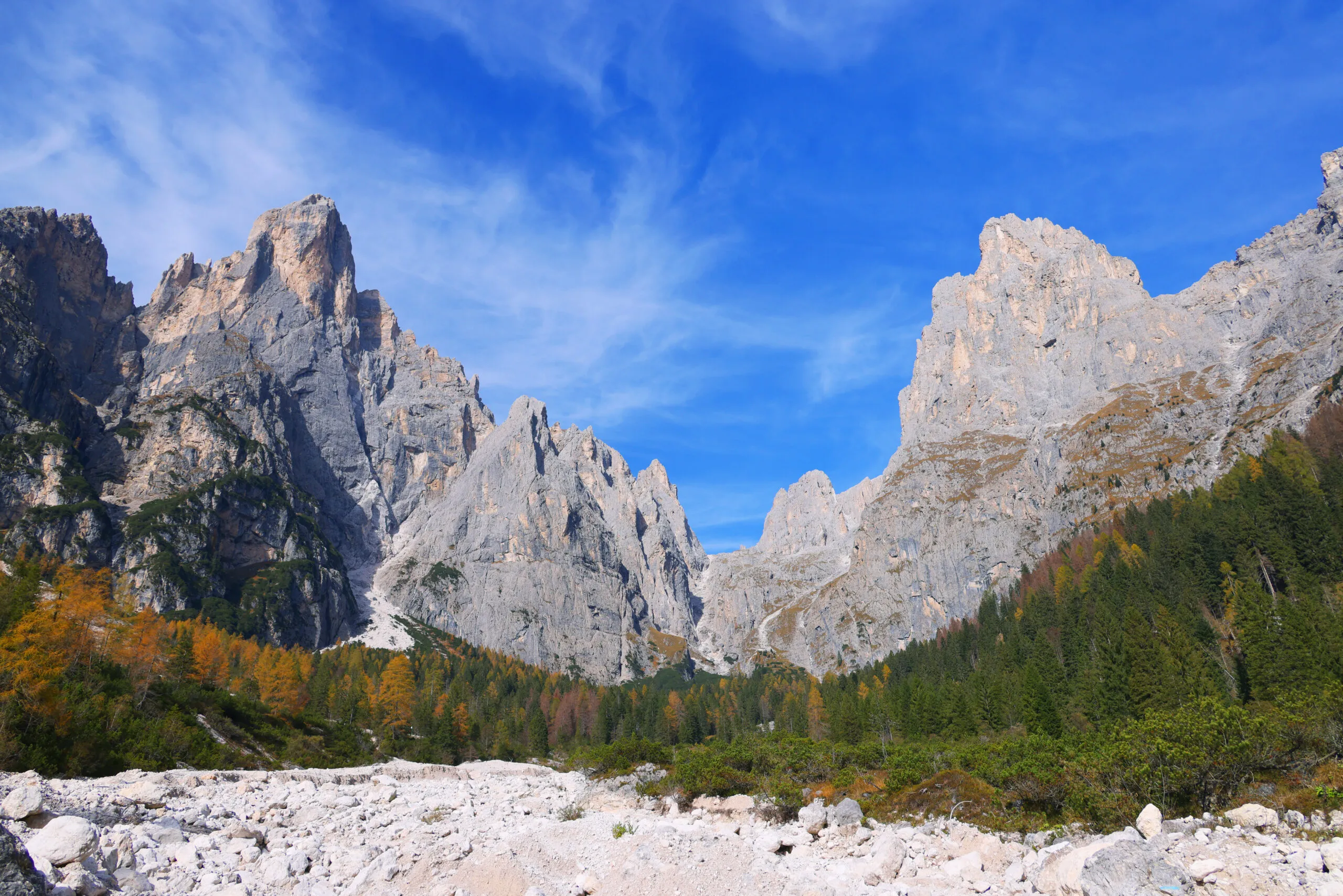 Herbstlandschaft im Pradidali-Tal in den Dolomiten, Italien, Europa