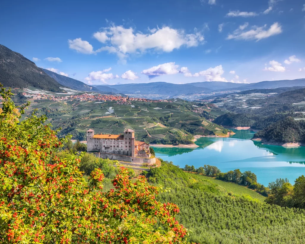 Vue fabuleuse sur le château de Cles, le lac de Santa Giustina et de nombreuses plantations de pommes.