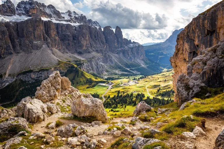 randonnée entre les pics déchiquetés des dolomites