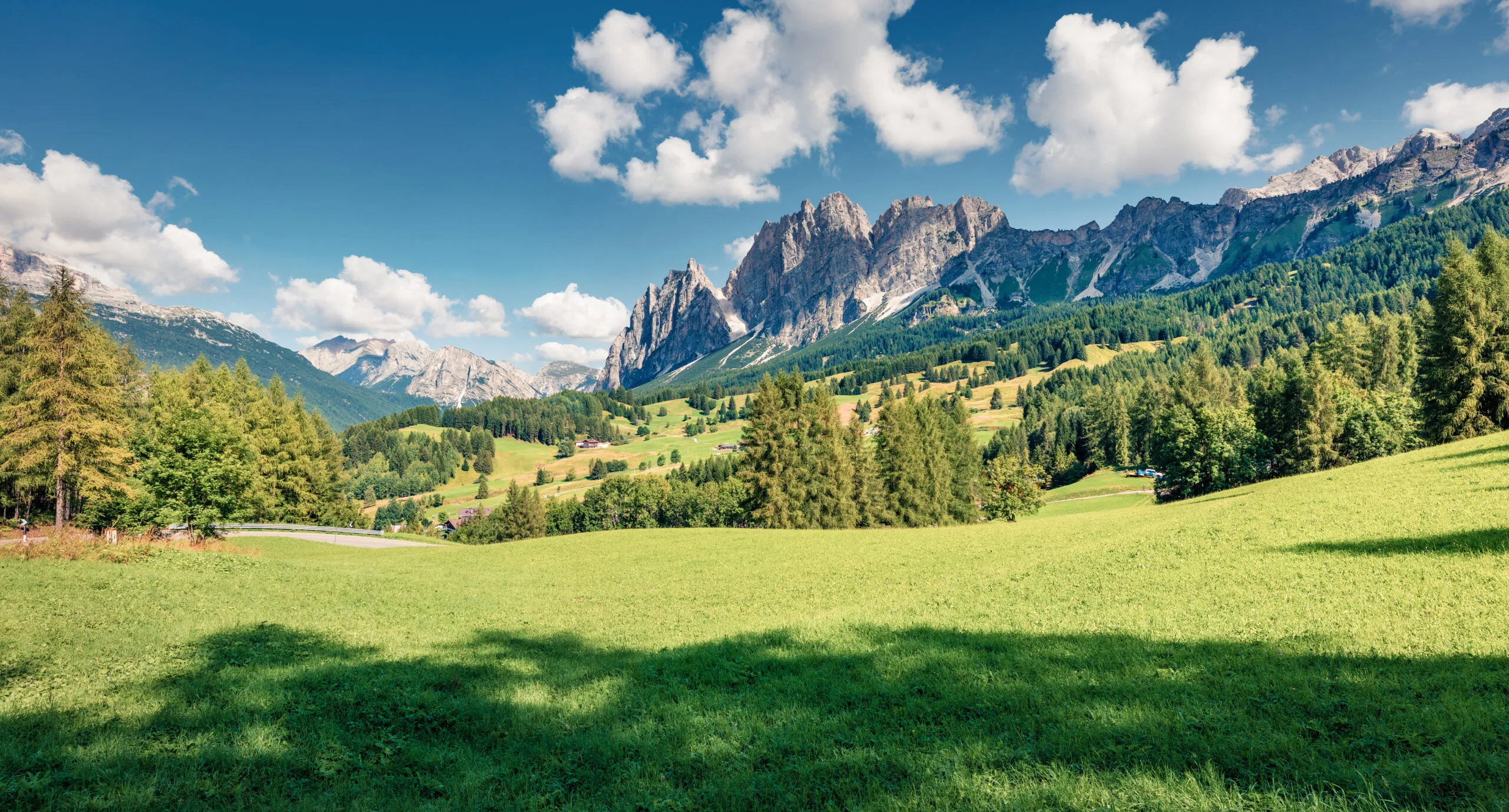 Vue matinale ensoleillée de la station de Cortina d'Ampezzo. Scène estivale lumineuse dans les Alpes Dolomiti, province de Belluno, Italie, Europe. Beauté de la campagne en arrière-plan.