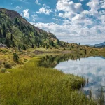 Кольбриконские озера летом с горами, отражающимися в воде - цепь Лагорай, провинция Тренто, Трентино-Альто-Адидже, Северная Италия - Европа - ...