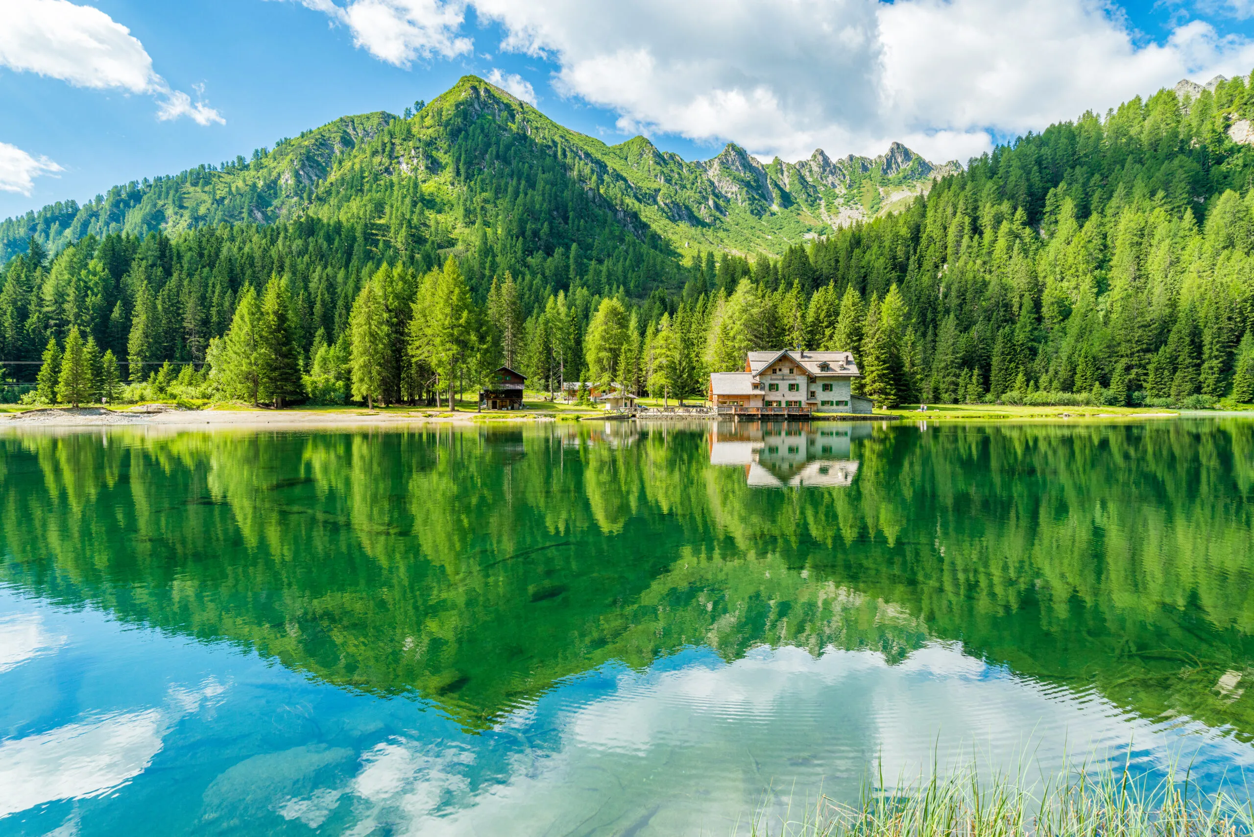 Idylliskt landskap vid sjön Nambino, nära Madonna di Campiglio. Provinsen Trento, Trentino Alto Adige, norra Italien.