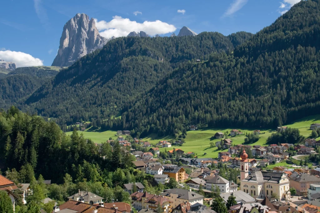 Ortisei og Sassolungo i bakgrunnen