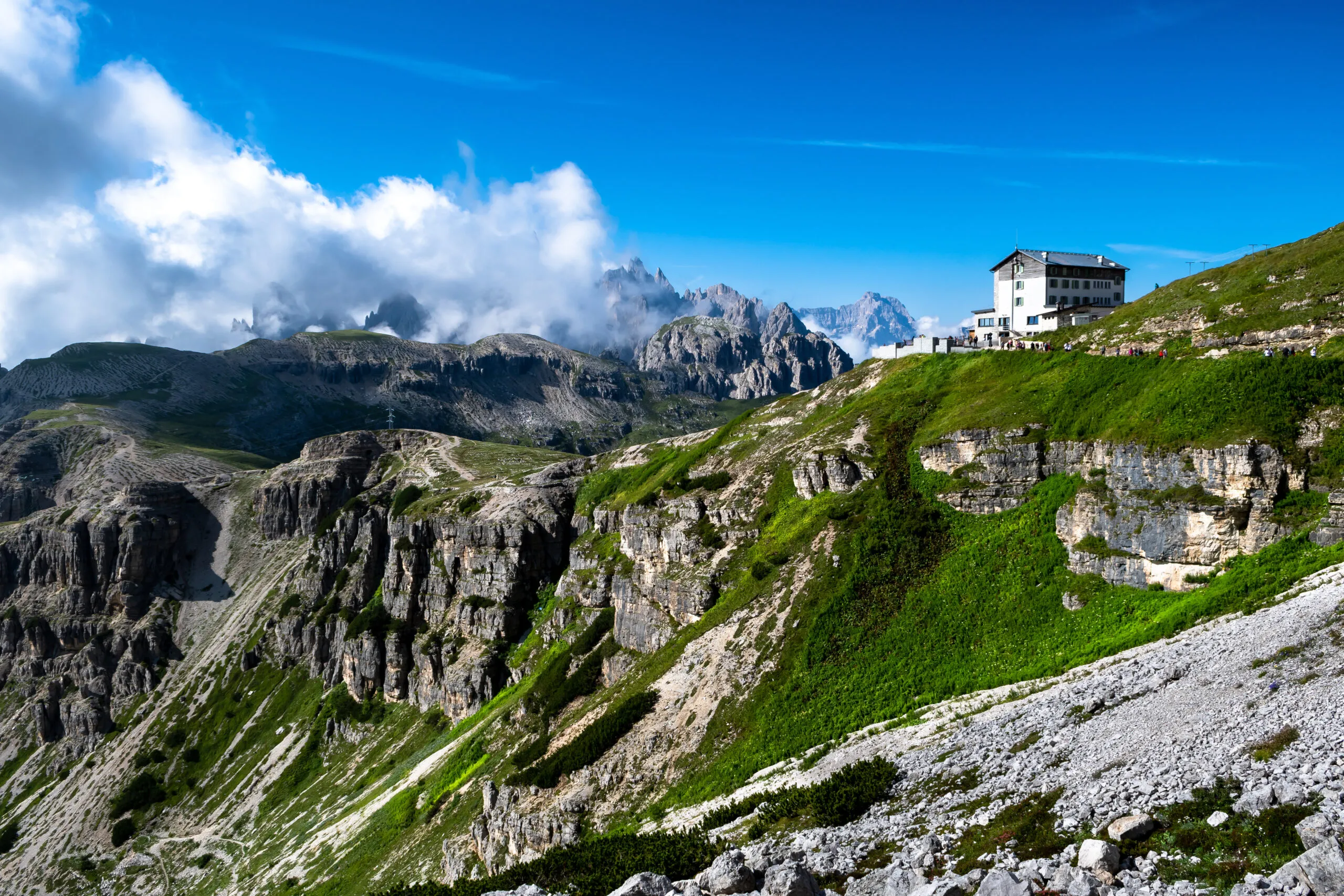 Alpint landskab med bjergtoppe og udsigt til Rifugio Auronzo på bjerget Tre Cime Di Lavaredo i Sydtyrol i Italien