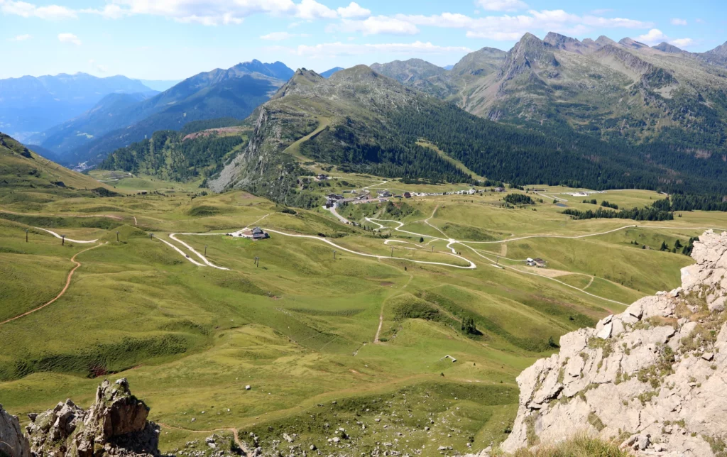 Rolle Pass från ovan på sommaren med gröna gräsbevuxna ängar i Italien