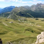 Paso de Rolle desde arriba en verano con praderas de hierba verde en Italia