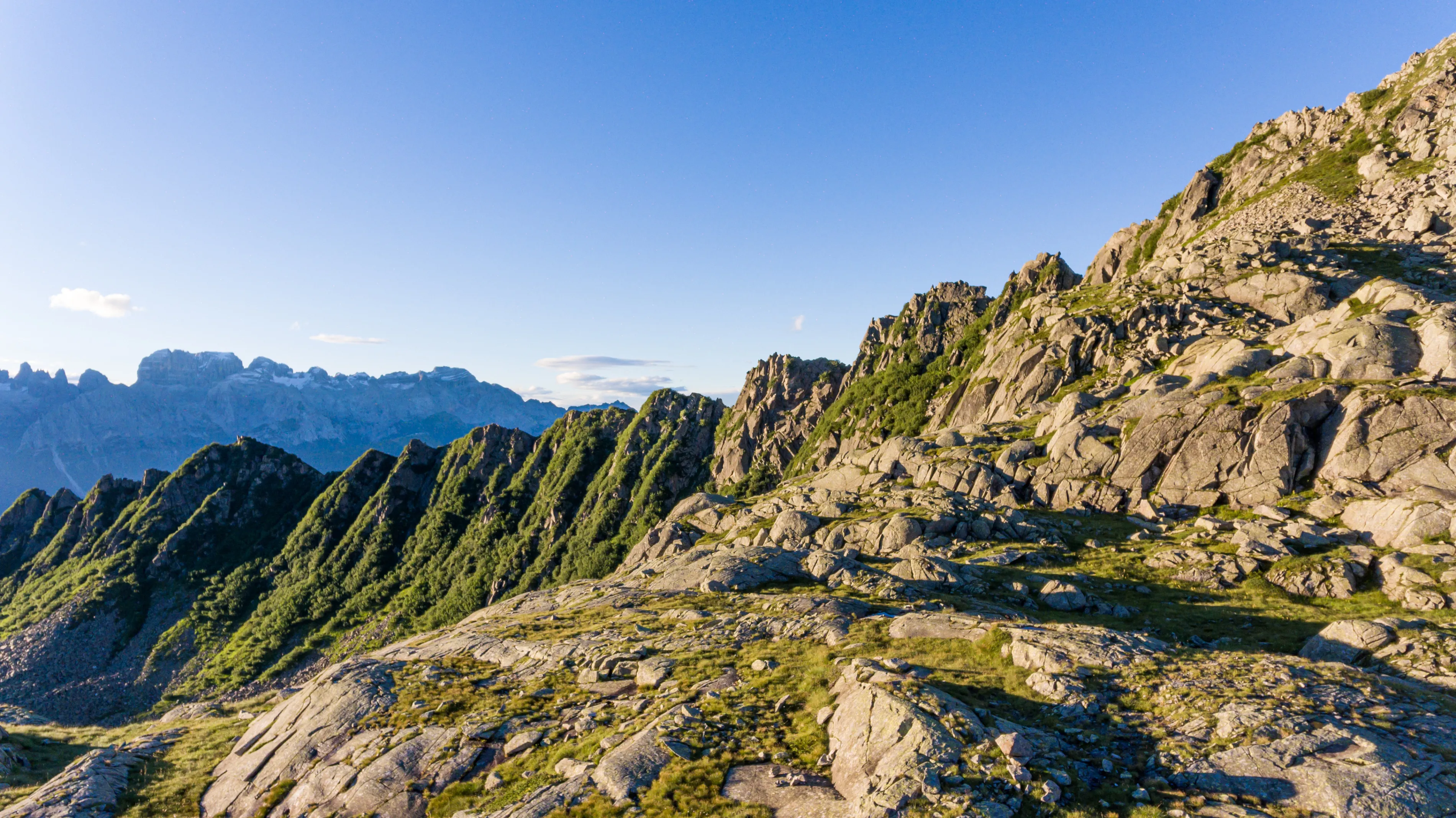 Захватывающий горный пейзаж с ледниковыми озерами в итальянских Доломитовых Альпах.