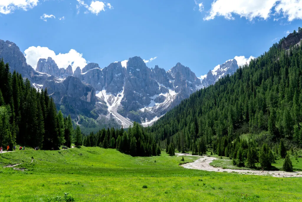 Paisaje panorámico de la sierra de Pale di San Martino en verano. Passo Rolle paisaje de verano - Pale di San Martino gama. Trentino Alto Adige. Paisaje de montaña en verano, Dolomitas italianas.