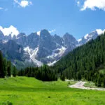 Paisaje panorámico de la sierra de Pale di San Martino en verano. Passo Rolle paisaje de verano - Pale di San Martino gama. Trentino Alto Adige. Paisaje de montaña en verano, Dolomitas italianas.