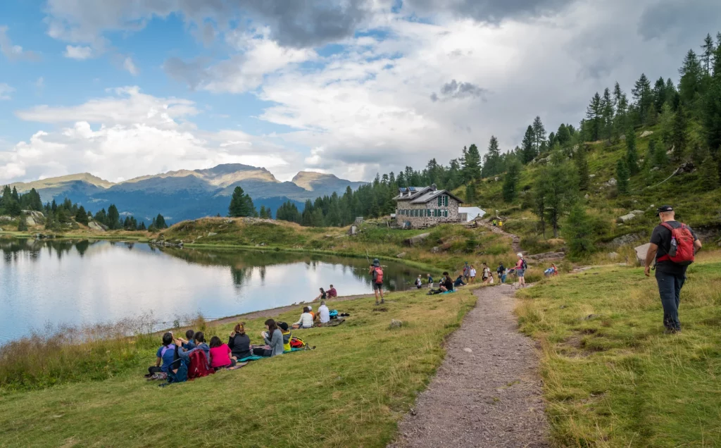 los lagos Colbricon en verano con el pequeño refugio alpino cerca de los lagos