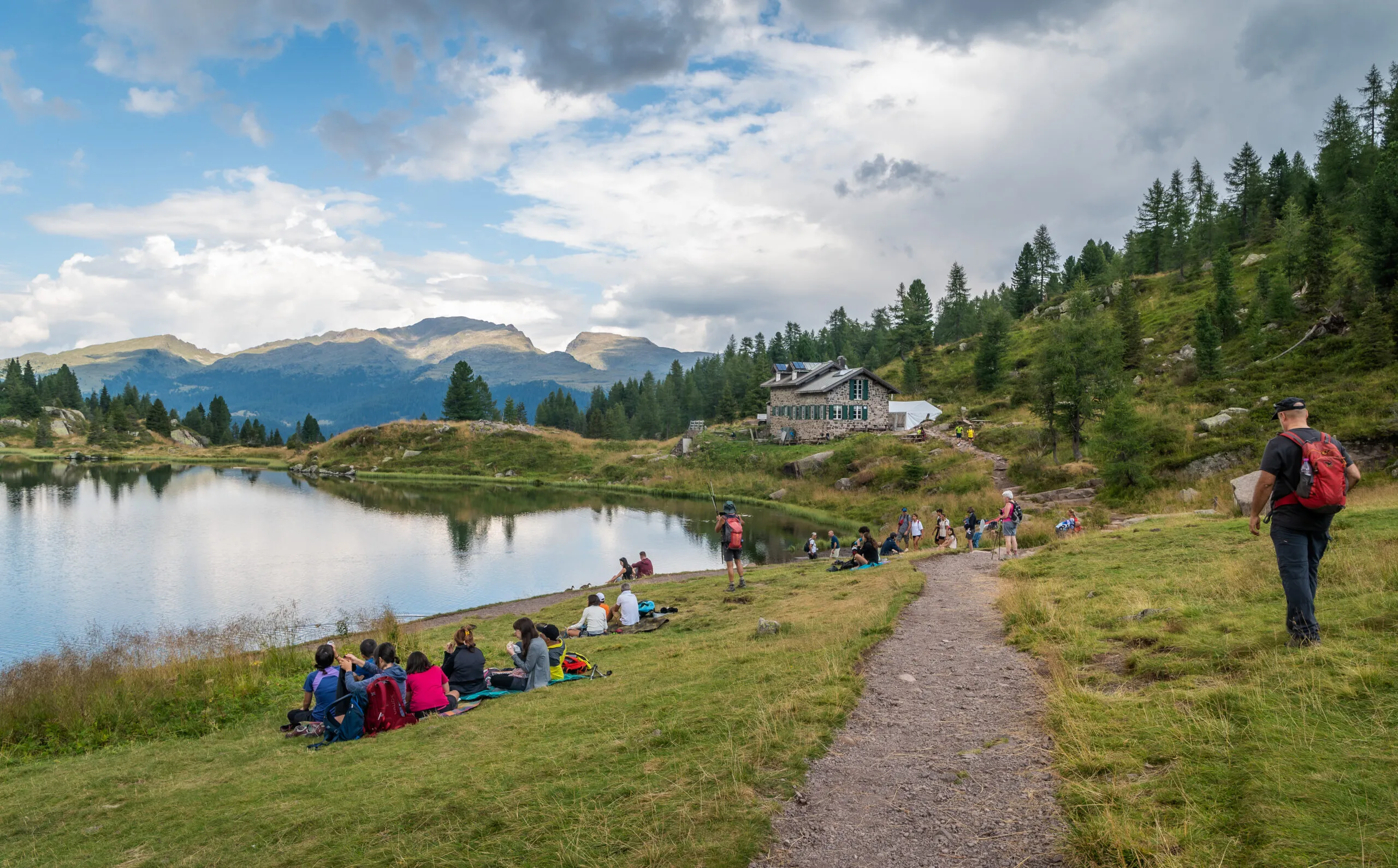 Colbricon-sjöarna på sommaren med den lilla alpina stugan nära sjöarna - Lagorai-kedjan,Trento-provinsen,Trentino Alto Adige, norra Italien - Europa - 6 augusti 2022