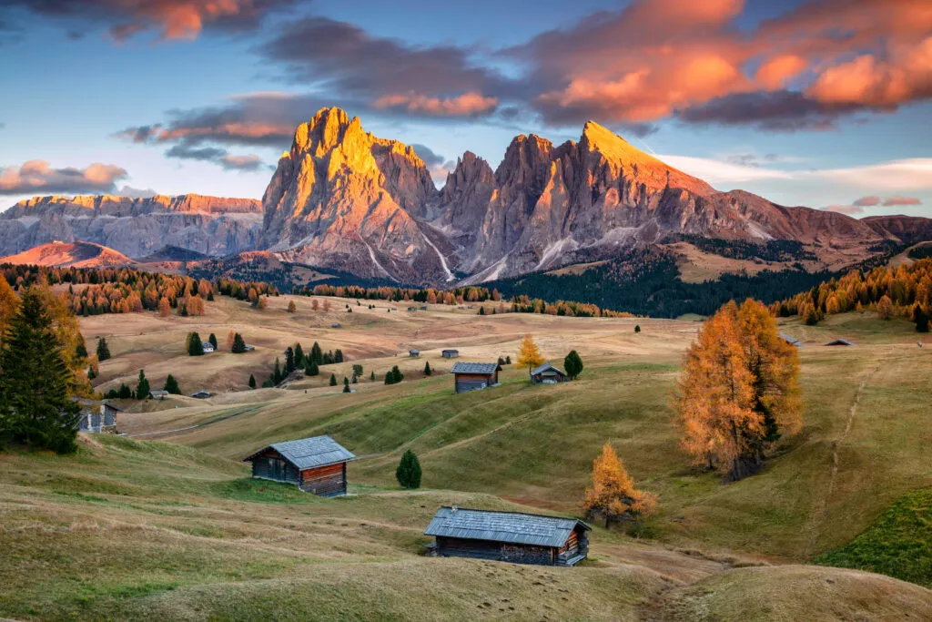 Dolomittene. Landskapsbilde av Seiser Alm, et Dolomittplatå og Europas største alpeeng i stor høyde.