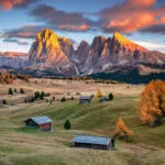 Dolomittene. Landskapsbilde av Seiser Alm, et Dolomittplatå og Europas største alpeeng i stor høyde.