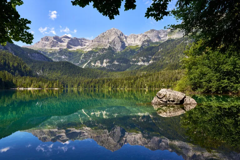 uitzicht op het meer van tove, lago in tovel in italië