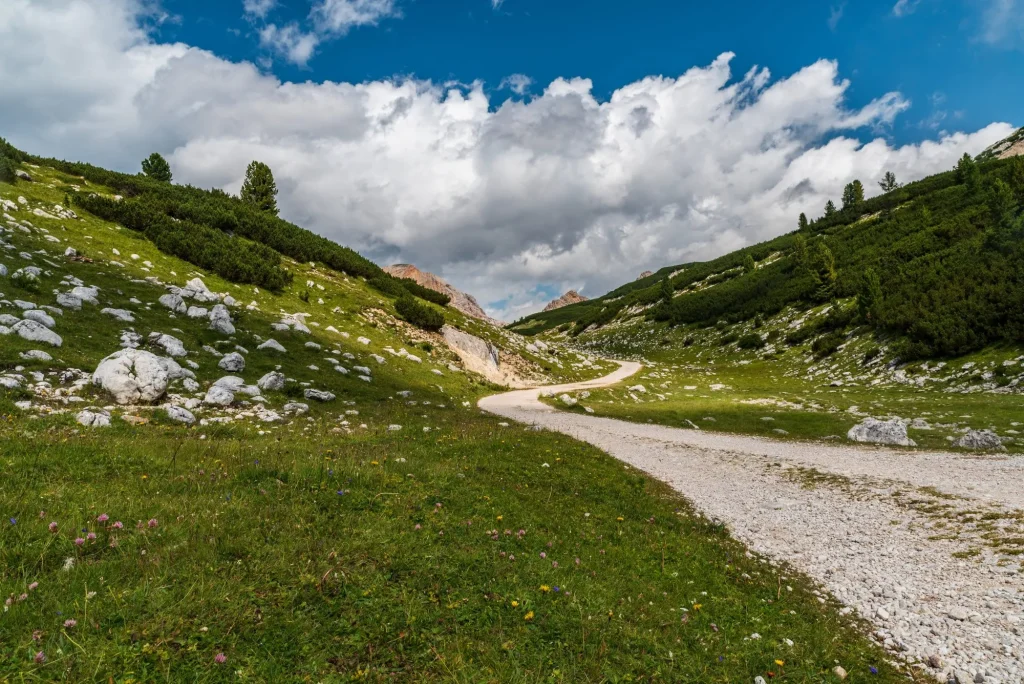 trail fanes valley before lago di limo