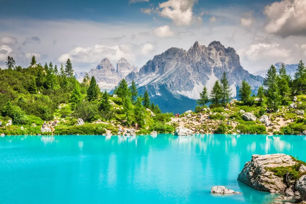Lago Sorapis turchese a Cortina d'Ampezzo, con montagne dolomitiche e foresta - Circuito del Sorapis, Dolomiti, Italia, Europa