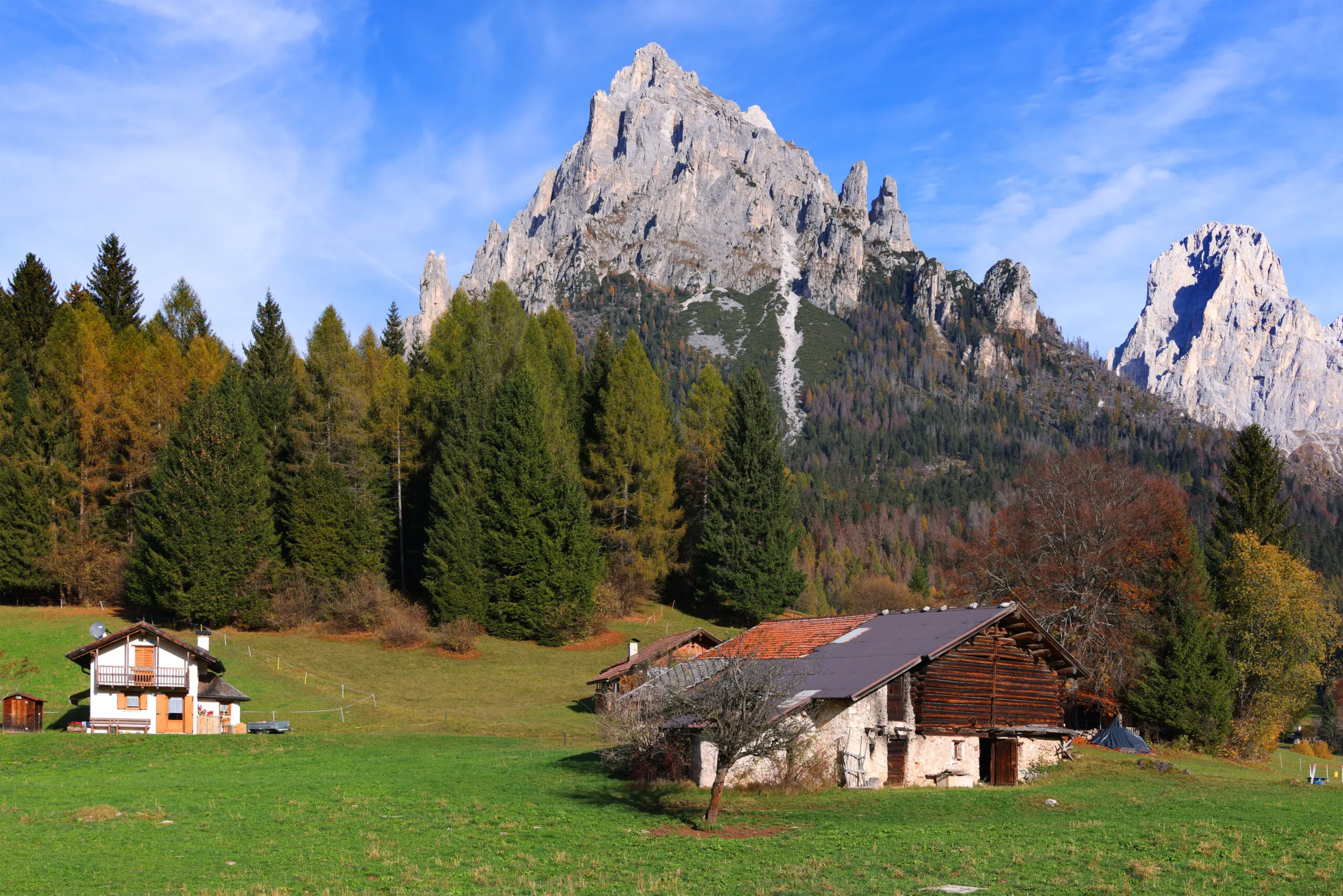 Syksyn värit Val Pradidalissa, Pale di San Martino, Dolomiitit, Italia