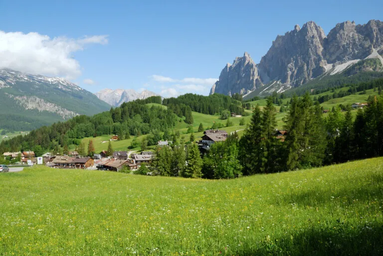 Veduta delle dolomiti salendo al passo tre croci