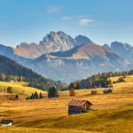 Vakker soloppgang over engen Seiser Alm Alpe di Siusi med fjellgruppen Odle - Geisler i bakgrunnen. Høstlandskap om morgenen i Dolomittalpene, Italia.