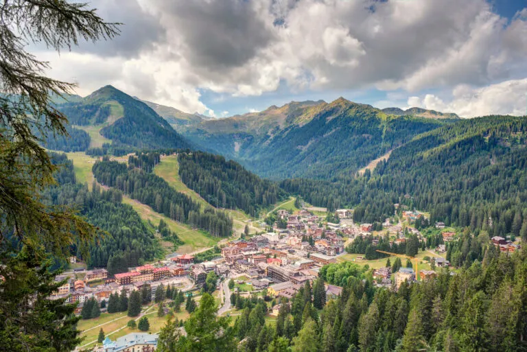 Utsikt over Madonna di Campiglio fra toppen