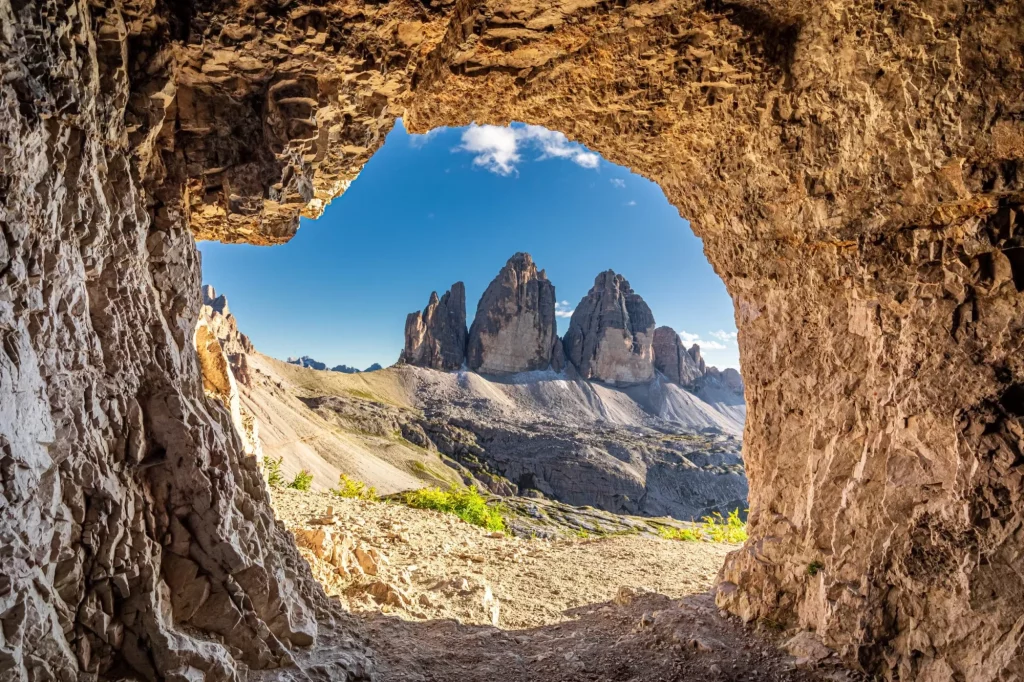 Uitzicht op Tre Cime di Lavaredo vanuit grot, Dolomieten